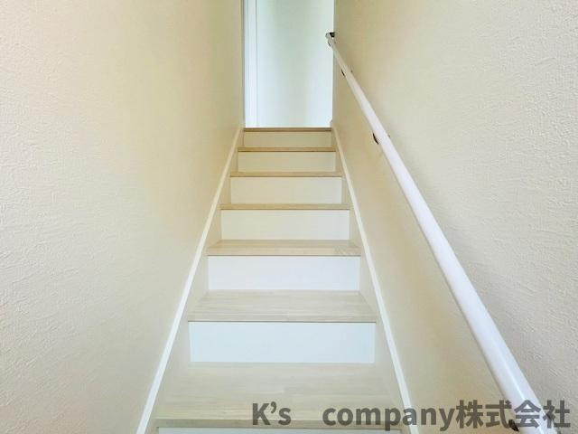 茅ヶ崎市柳島2丁目　新築戸建　1号棟の内装|手すり付きの階段◇