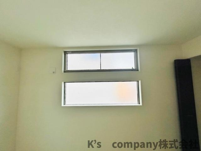 茅ヶ崎市柳島2丁目　新築戸建　1号棟の内装|洋室6帖の窓◇幅のある窓から明るい日差しが降り注ぎます☆