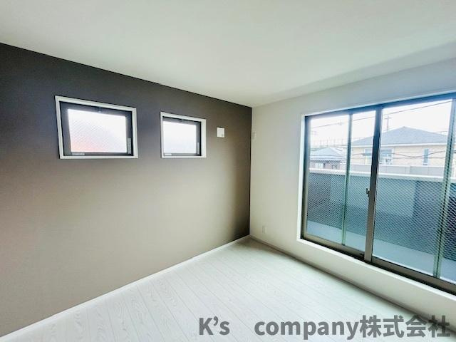 茅ヶ崎市柳島2丁目　新築戸建　1号棟の寝室|洋室8帖◇バルコニーに出られるお部屋です◇主寝室におすすめです◇