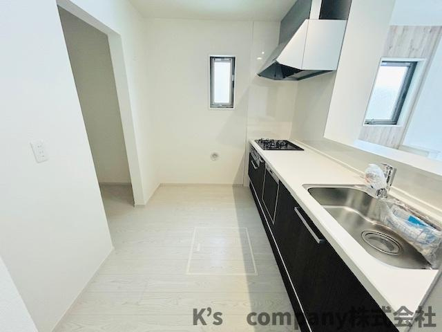 茅ヶ崎市柳島2丁目　新築戸建　1号棟のキッチン|キッチンの後方には食器棚などを置くスペースがあります◇