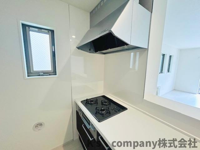 茅ヶ崎市柳島2丁目　新築戸建　1号棟のキッチン|三口ガスコンロでお料理の幅が広がります◇