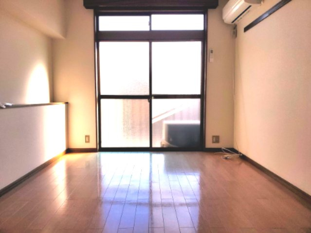 ゆったり過ごせる居間です