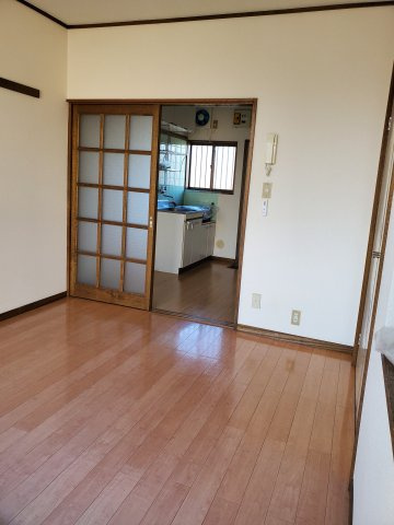 キッチンとの境はガラス引戸の為、キッチンも明るいです。