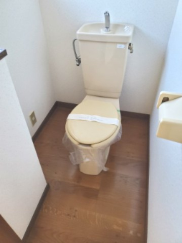 明るく換気が出来る清潔なトイレです。清潔です。