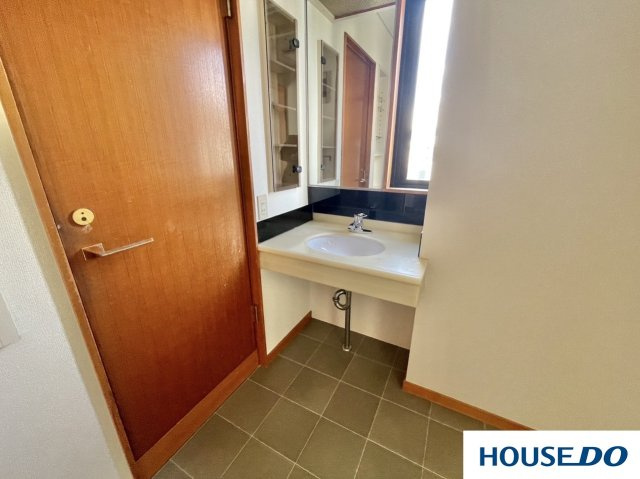 中古戸建兼事務所　桐生市仲町3丁目の洗面所|ゆったりとスペースのある洗面所