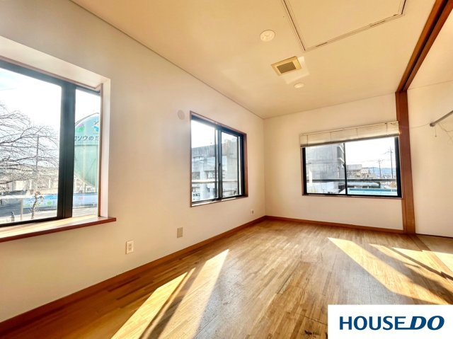 中古戸建兼事務所　桐生市仲町3丁目の洋室|広々とした洋室です