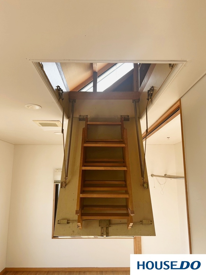 中古戸建兼事務所　桐生市仲町3丁目の収納|約10帖の洋室には屋根裏収納付きです！！
