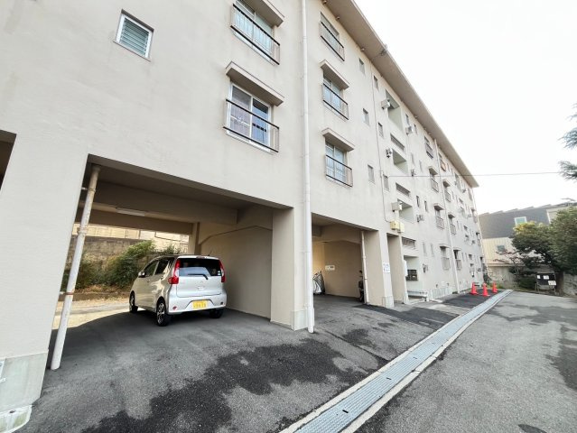 県営西舞子厚生年金住宅2号棟の駐車場