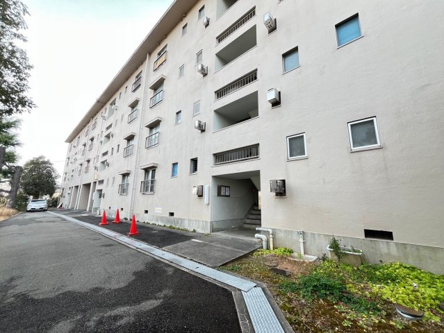 県営西舞子厚生年金住宅2号棟の外観