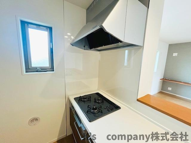 ◎茅ヶ崎市柳島2丁目　新築戸建　2号棟のキッチン|三口ガスコンロでお料理の幅が広がります◇