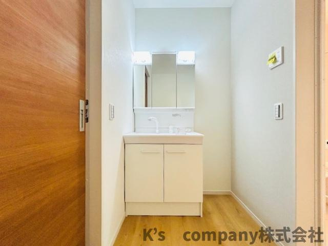◎茅ヶ崎市柳島2丁目　新築戸建　2号棟の独立洗面台|三面鏡の内側には小物収納が充実しています◇
