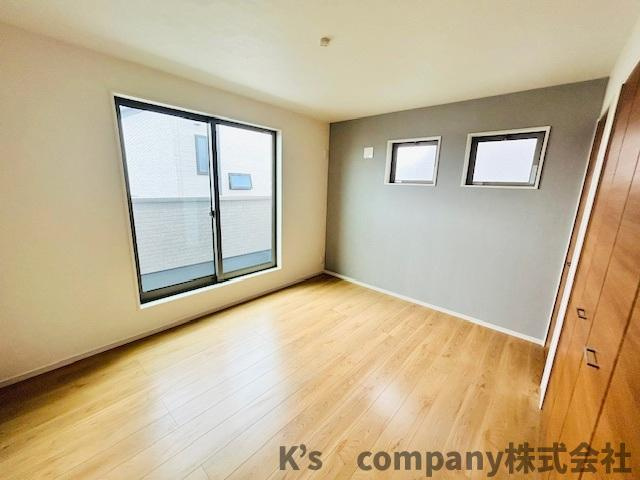 ◎茅ヶ崎市柳島2丁目　新築戸建　2号棟の寝室|洋室7.1帖◇バルコニーに出られるお部屋です◇主寝室におすすめです◇