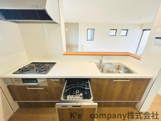 ◎茅ヶ崎市柳島2丁目　新築戸建　2号棟のキッチン|木目調の暖かみのある色調のシステムキッチン☆