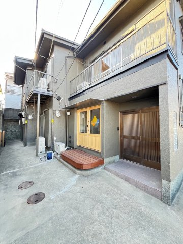 神戸1人親家庭支援住宅のエントランス