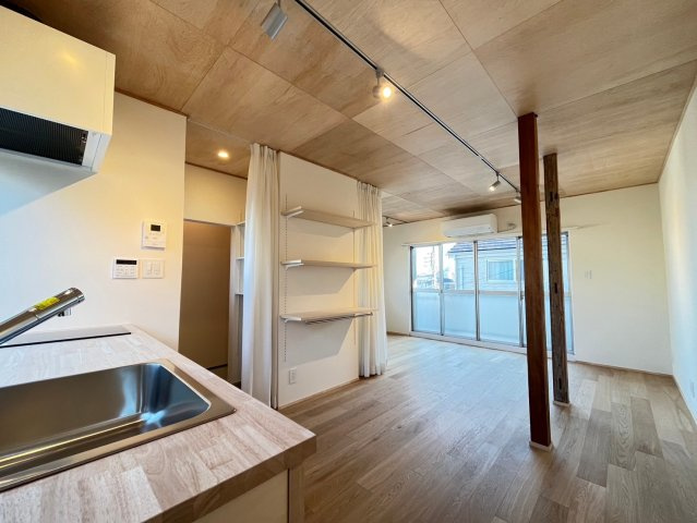 神戸1人親家庭支援住宅の居間・リビング