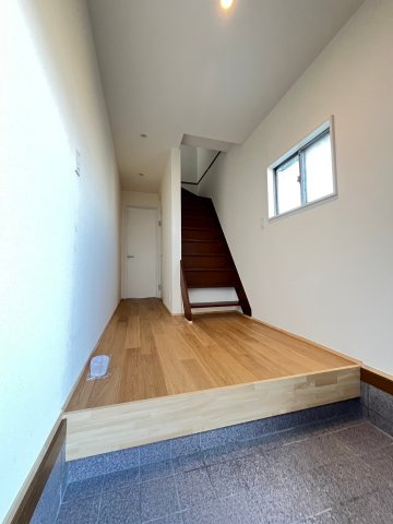 神戸1人親家庭支援住宅の玄関