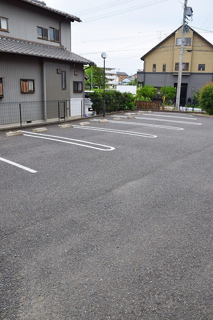 エバーグリーンBの駐車場