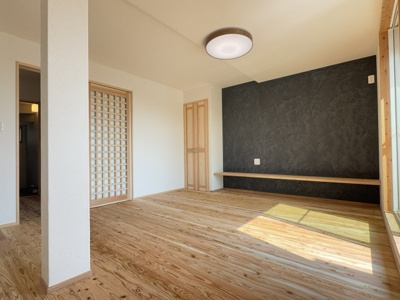 【居間・リビング】 | 甲陽園目神山町中古戸建 | こちらのリビングで趣味の時間をお楽しみください