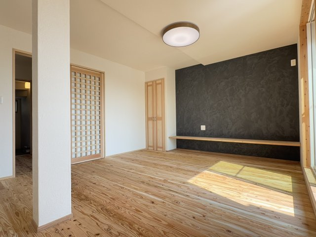 【居間・リビング】 | 甲陽園目神山町中古戸建 | こちらのリビングで趣味の時間をお楽しみください