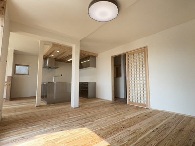 【居間・リビング】 | 甲陽園目神山町中古戸建 | ゆったり過ごせる居間です