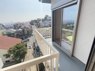 【バルコニー】 | 甲陽園目神山町中古戸建 | 暖かな日差しのふりそそぐバルコニー