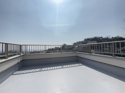 【バルコニー】 | 甲陽園目神山町中古戸建 | 外からの目が気にならないバルコニーで洗濯物が干せます