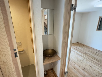 【設備】 | 甲陽園目神山町中古戸建 | 1階トイレ横のセカンド洗面です