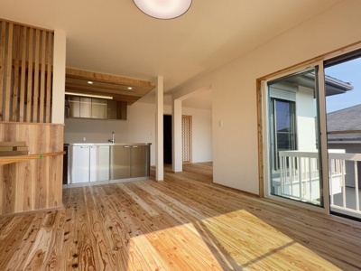 【居間・リビング】 | 甲陽園目神山町中古戸建 | おしゃれなリビングです