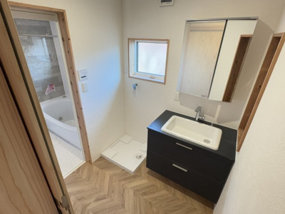 【独立洗面台】 | 甲陽園目神山町中古戸建 | 独立洗面台、小物を置くことができて便利です
