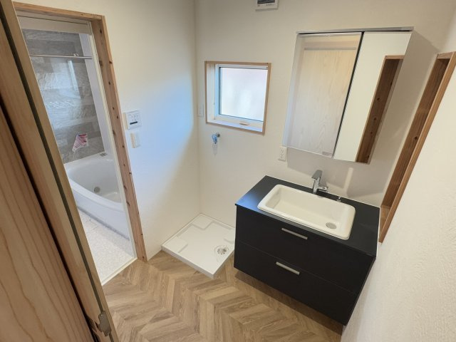 【独立洗面台】 | 甲陽園目神山町中古戸建 | 独立洗面台、小物を置くことができて便利です