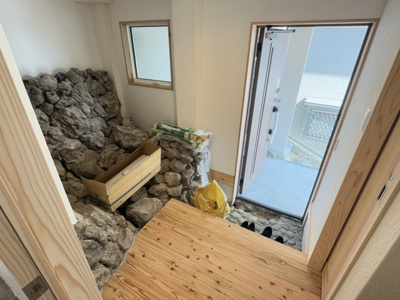 【玄関】 | 甲陽園目神山町中古戸建 | 収納もある玄関です