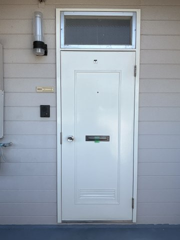 新美ハイツの玄関