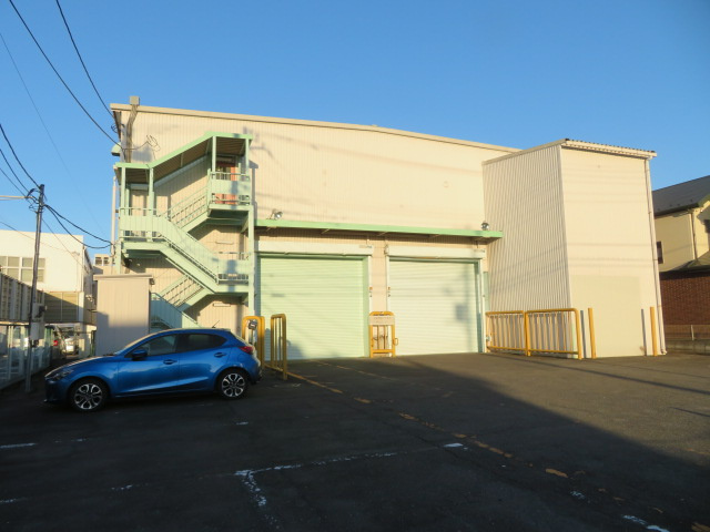 狭山市鵜ノ木の倉庫の外観