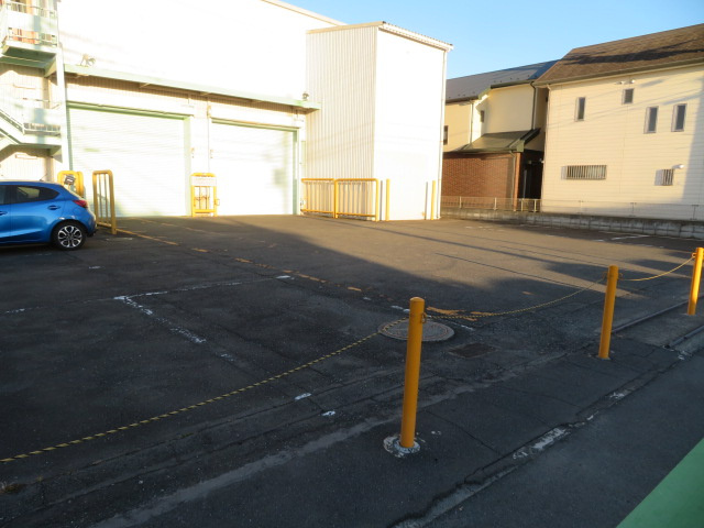 狭山市鵜ノ木の倉庫の駐車場