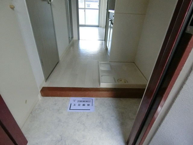 シャトレー御殿山の玄関|写真は同建物201号室です。