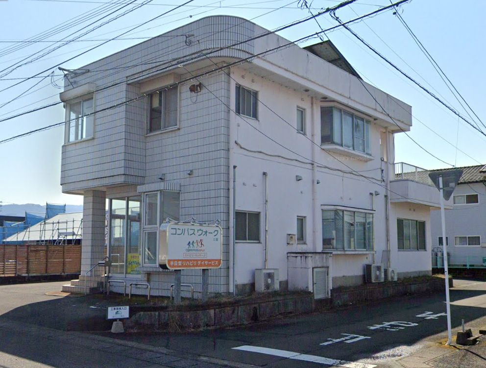 北諸県郡三股町稗田の店付住宅の外観