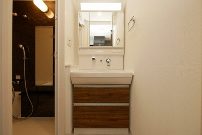 【独立洗面台】 | リヴェント難波サウス | 朝の支度にも助かる、独立の洗髪洗面化粧台