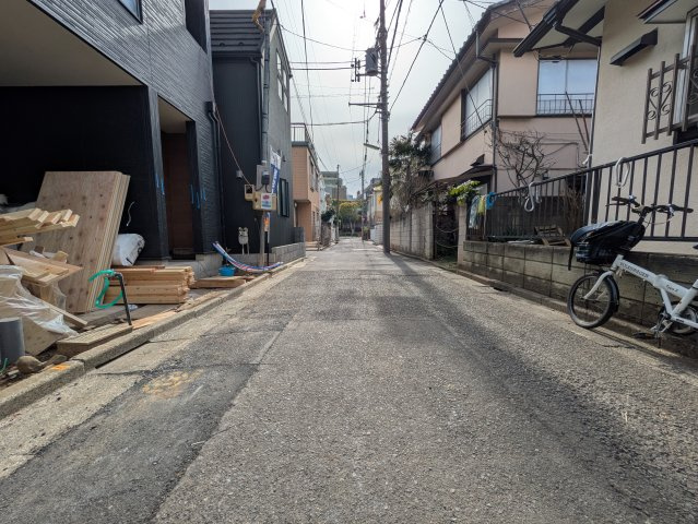 【前面道路含む現地写真】 | 世田谷区若林５丁目　新築戸建