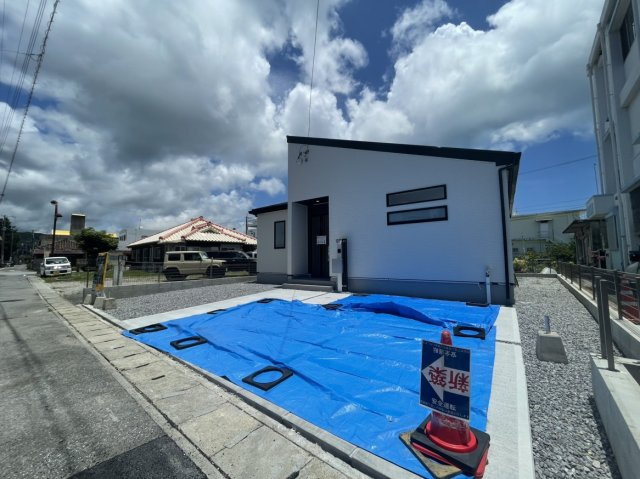 ★★平屋うるま市石川２丁目－限定１棟の前面道路含む現地写真|駐車場があるので、車を買う予定の方も安心です