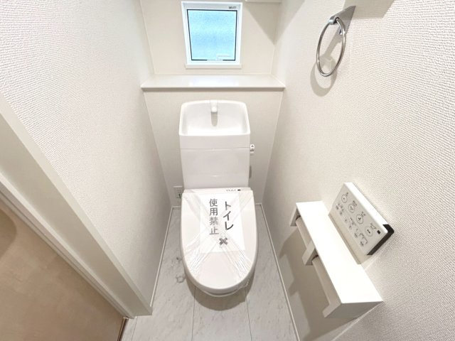 リナージュ　一宮市馬見塚第1期　全2区画分譲のトイレ|節水省エネの暖房便座シャワートイレです。２階はシャワー機能がない場合あり。担当者までお問合せ下さい。
凹凸の少ないお掃除しやすい設計で、清潔で明るい空間でトイレ時間も快適です。