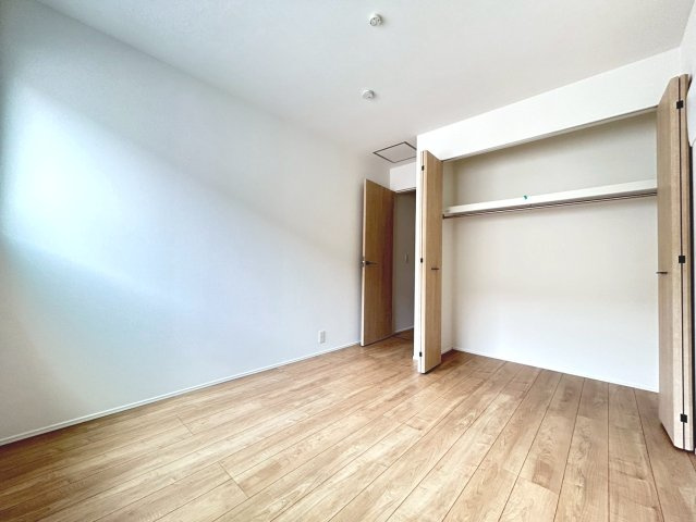 リナージュ　一宮市馬見塚第1期　全2区画分譲の寝室|全居室にたっぷり収納できる大型収納を設置。窓ガラスは断熱性能や結露防止効果の高い【ペアガラス】です。
統一感のある木目調×白色壁面のデザインで、お部屋が明るくスッキリみえます。