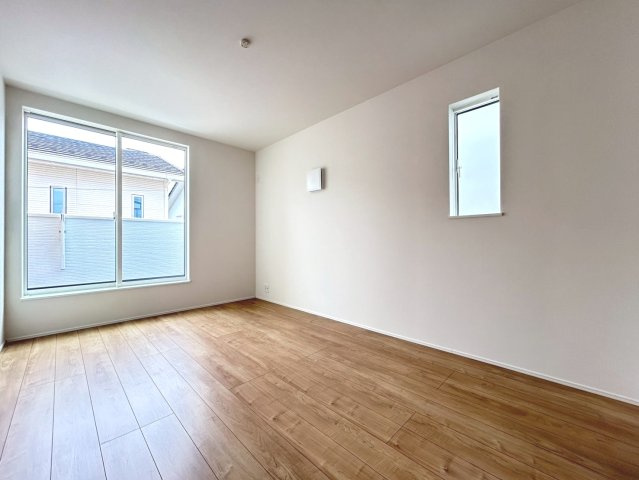 リナージュ　一宮市馬見塚第1期　全2区画分譲の洋室|すべての居室にはたっぷり収納できる大型のクローゼット、各室に２４時間換気システムを設置しています。
排気ファンから低風量で24時間強制排気し、家の中の空気をいつも新鮮に保ちます。
