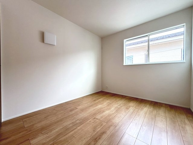 リナージュ　一宮市馬見塚第1期　全2区画分譲の洋室|すべての居室にはたっぷり収納できる大型のクローゼット、各室に２４時間換気システムを設置しています。
排気ファンから低風量で24時間強制排気し、家の中の空気をいつも新鮮に保ちます。
