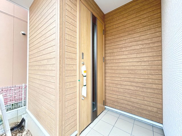 リナージュ　一宮市馬見塚第1期　全2区画分譲の玄関|玄関ドアの鍵はディンプルキーと、内側はサムターンキーになっており、防犯性の高い仕様になっています。
ディンプルキーは通常のシリンダー錠よりも複雑であり、複製・ピッキングされにくい形状の鍵です。