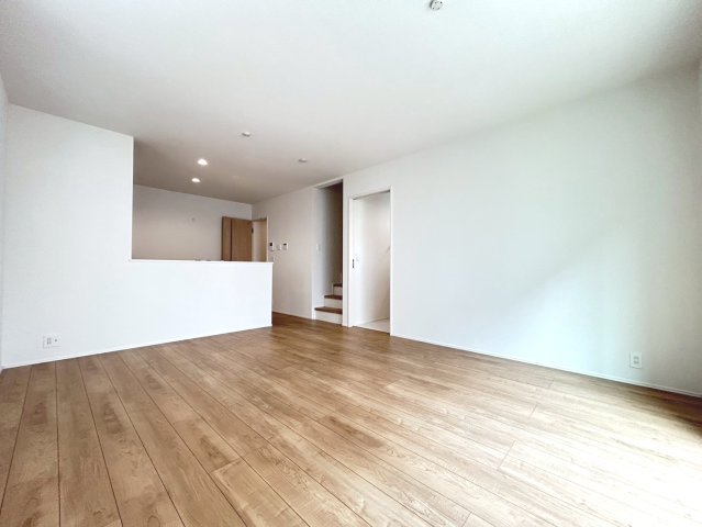 リナージュ　一宮市馬見塚第1期　全2区画分譲の居間・リビング|明るいリビングは広々とした設計で、家族が集い寛ぐ暮らしの空間です。日々の生活導線を考えた居住空間です。
将来にわたって住みやすくプランニングを重ねて設計された間取で日々の生活導線を考えた住宅です。