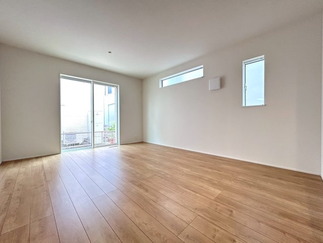 リナージュ　一宮市馬見塚第1期　全2区画分譲の居間・リビング|明るいリビングは広々とした設計で、家族が集い寛ぐ暮らしの空間です。日々の生活導線を考えた居住空間です。
将来にわたって住みやすくプランニングを重ねて設計された間取で日々の生活導線を考えた住宅です。