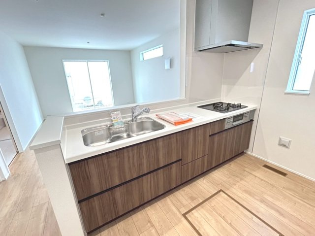 リナージュ　一宮市馬見塚第1期　全2区画分譲のキッチン|人造大理石をワークスペース部分トップに使用、大容量の収納もある、機能的で美しいシステムキッチンです。
フラットな造りでお掃除がしやすく、お掃除も楽々です。毎日使うキッチンが綺麗だとお料理も楽しめます。