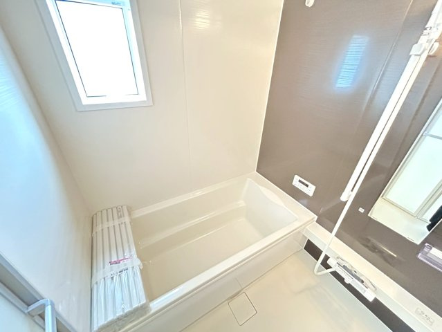 リナージュ　一宮市馬見塚第1期　全2区画分譲の浴室|１坪タイプの浴室でバリアフリー設計、タイル床でカビの発生を抑制します。窓付きなので換気も手軽ですね！
明るく清潔なバスルームで、快適なバスタイムをお過ごし頂けます！