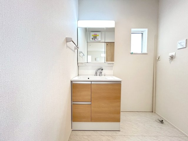 リナージュ　一宮市馬見塚第1期　全2区画分譲の独立洗面台|洗面洗髪化粧台です。物件により三面鏡または一面鏡の場合があります。詳しくは担当者までお問合せ下さい。
ミラーの内側はたっぷり収納で、お掃除も楽々です！水回りが清潔だと気持ちの良い１日を始められますね！