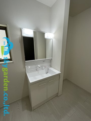 茅ヶ崎市柳島1期　新築戸建　全2棟1号棟の独立洗面台|三面鏡付き独立洗面台